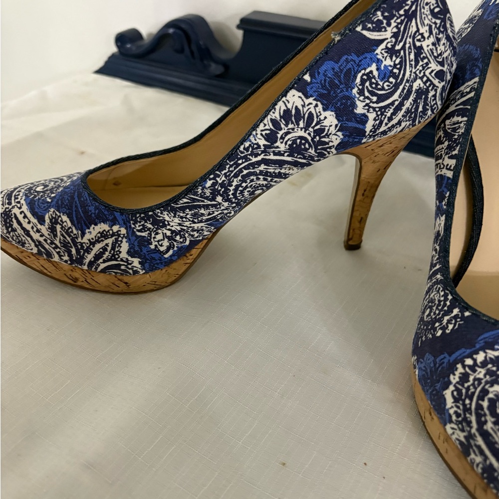 Nine West Elegant Blue and White Paisley Women's Heels Size 7 - Picture 2 of 7